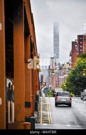 Vue de dessous de la voie surélevée nyc. Bâtiments dans le contexte en un jour brumeux. New York, USA. Banque D'Images