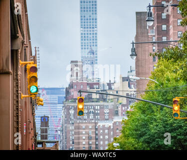 Vue de dessous de la voie surélevée nyc. Bâtiments dans le contexte en un jour brumeux. New York, USA. Banque D'Images