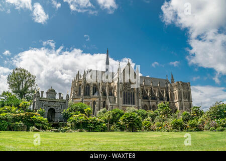 Arundel Cathedral sur une journée d'été anglais, pris des jardins du château d'Arundel. Situé à Parsons hill, Arundel, West Sussex, Angleterre. Banque D'Images