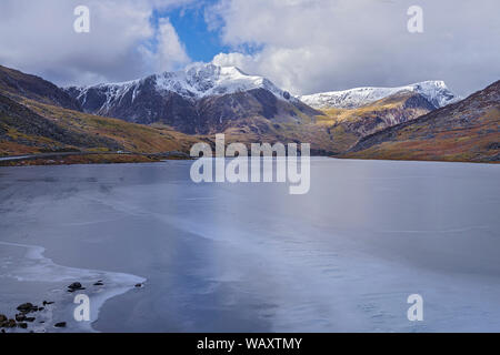 Voir l'ouest à travers la glace d'un Lllyn avec Ogwen Y Garn et gauche montagne Foel Goch montagne droit national de Snowdonia au nord du Pays de Galles UK Mars 2018 Banque D'Images