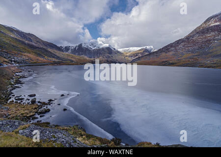 Voir l'ouest à travers la glace d'un Lllyn avec Ogwen Y Garn et gauche montagne Foel Goch montagne droit national de Snowdonia au nord du Pays de Galles UK Mars 2018 Banque D'Images