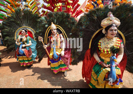 Danseurs lors d'une cérémonie de Kathakali et Theyyam près de Srinagar, Inde. Kathakali et Theyyam sont populaires dans les formes d'art rituel du Kerala. Banque D'Images