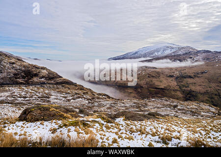 Vue vers l'est à partir de la voie de mineur jusqu'Snowdon montrant brouillard dans la vallée ci-dessous Moel Siabod Parc National de Snowdonia au nord du Pays de Galles UK Mars 2018 Banque D'Images