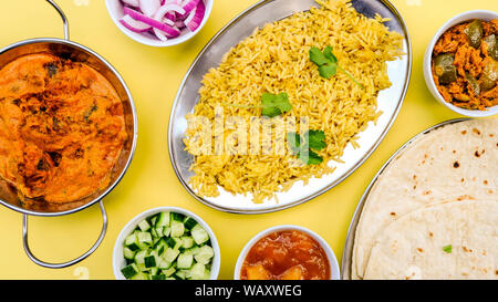 L'Indienne Kofta curry végétarien avec du riz pilaf et des cornichons Banque D'Images