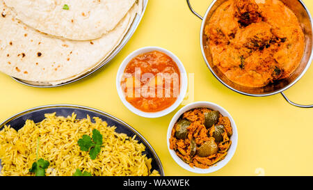 L'Indienne Kofta curry végétarien avec du riz pilaf et des cornichons Banque D'Images