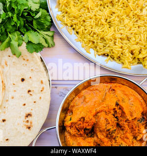 L'Indienne Kofta curry végétarien avec du riz pilaf et des cornichons Banque D'Images