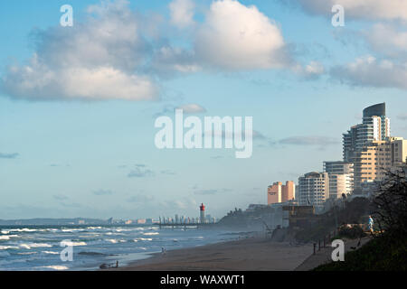 DURBAN, AFRIQUE DU SUD - le 19 août 2019 : Les gens qui marchent sur la plage et de la promenade sur la plage à Umhlanga Rocks près de Durban Afrique du Sud KwaZulu-Natal Banque D'Images