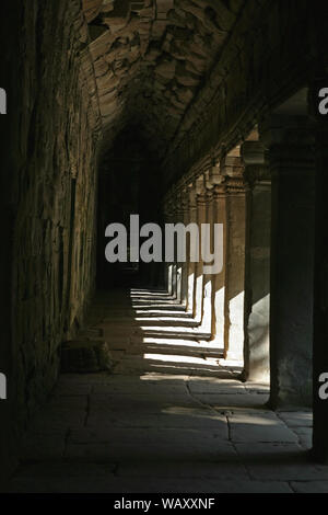 La lumière du soleil et l'ombre dans l'est de la galerie, troisième enceinte, Ta Prohm, Angkor, Siem Reap, Cambodge Banque D'Images