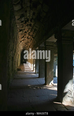 La lumière du soleil et l'ombre dans l'est de la galerie, troisième enceinte, Ta Prohm, Angkor, Siem Reap, Cambodge Banque D'Images