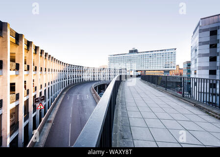 L'architecture des années 1960, les courbes des formes concrètes de manoirs Parking et passerelle piétonne au centre de l'autoroute A167 à Newcastle-upon-Tyne Banque D'Images