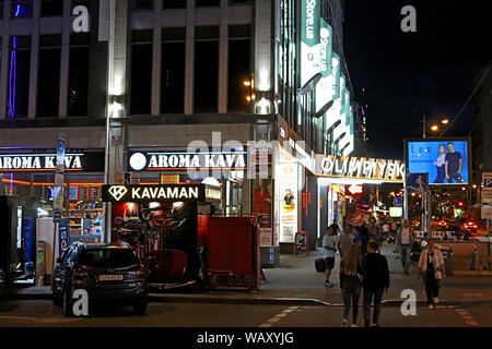 Kiev, UKRAINE - 04 août 2019 : vie nocturne dans le centre de la ville. Vue sur coner de Phiskultury Vasilkovska et Velika rue près de la station de métro Banque D'Images