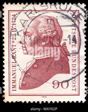 Allemagne -Circa1974 : Poster stamp Imprimé en Allemagne montre portret d'Emmanuel Kant - était un influetial philosophe allemand à l'époque des Lumières. Banque D'Images
