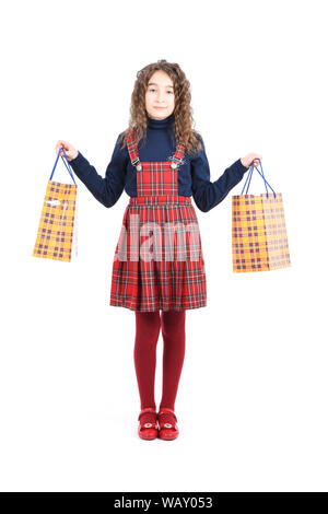 Enfant avec un emballage jaune texture damier isolé sur fond blanc. Maison de vacances présent, shopping. Kid happy shopping dans centre commercial. Happy girl with Banque D'Images