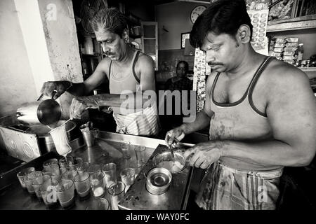 Plateau wallah prépare le thé dans un petit stand traditionnel à Madurai, Inde. Banque D'Images