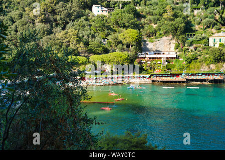 PARAGGI, ligurie, italie - 15 août 2019 - Plage de Paraggi plage entre Rapallo et Portofino. Vacances à un resort en Europe. Le parc naturel de Portofino. Banque D'Images