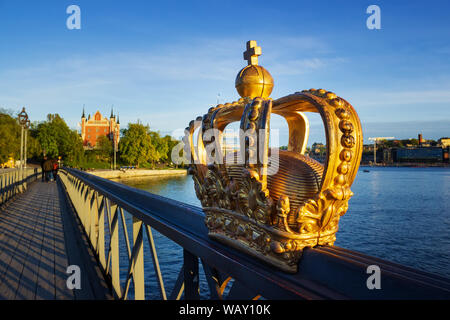 L'île de Skeppsholmen Skeppsholmsbron (pont) est l'un des premiers ponts en métal malléable fer forgé érigée en 1861. Stockholm, Suède. Banque D'Images