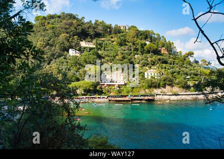 PARAGGI, ligurie, italie - 15 août 2019 - Plage de Paraggi plage entre Rapallo et Portofino. Vacances à un resort en Europe. Le parc naturel de Portofino. Banque D'Images