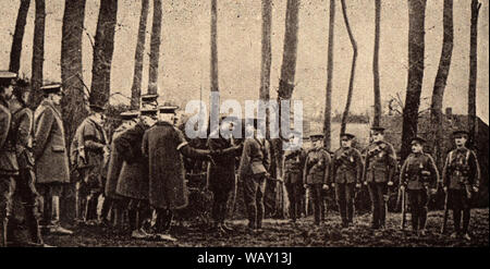 Photographie d'un journal à partir de la PREMIÈRE GUERRE MONDIALE -- 1915 Le roi George V d'Angleterre distribuant des médailles aux soldats du front Banque D'Images