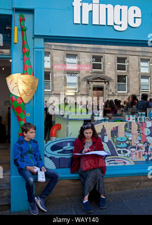 Royal Mile, Edinburgh, Ecosse, Royaume-Uni. 22 août 2019. Festival Fringe d'action est de ralentir un peu sur cette jeudi dernier sur la rue, il y avait plus d'espace pour marcher autour et moins. tractage Les musiciens sont toujours publics divertissants et les étapes étaient encore en action et bien sûr les artistes de rue sont encore épée d'avaler. Mère et fils à la carte à l'échelle locale. Banque D'Images