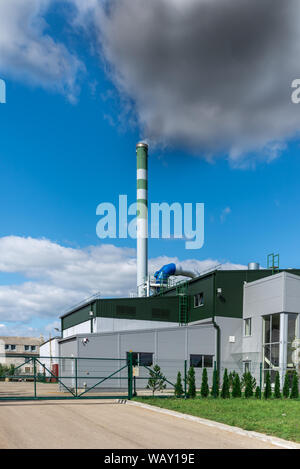 Le tuyau d'où la fumée va contre le ciel gris. La notion de pollution de l'air, CO2, de gaz de dioxyde de carbone, gaz d'échappement. Banque D'Images