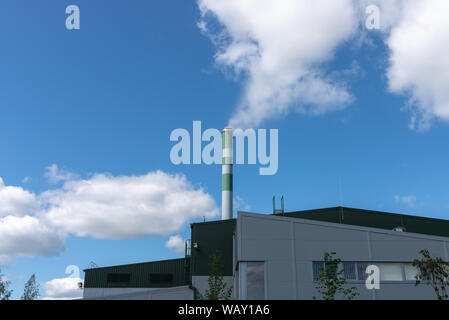 Le tuyau d'où la fumée va contre le ciel gris. La notion de pollution de l'air, CO2, de gaz de dioxyde de carbone, gaz d'échappement. Banque D'Images