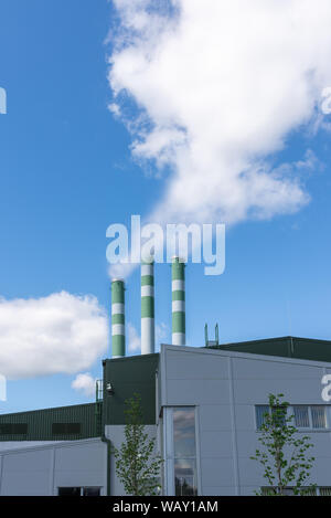 Le tuyau d'où la fumée va contre le ciel gris. La notion de pollution de l'air, CO2, de gaz de dioxyde de carbone, gaz d'échappement. Banque D'Images