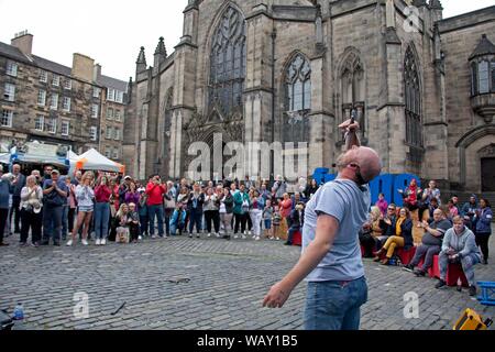 Royal Mile, Edinburgh, Ecosse, Royaume-Uni. 22 août 2019. Festival Fringe d'action est de ralentir un peu sur cette jeudi dernier sur la rue, il y avait plus d'espace pour marcher autour et moins. tractage Les musiciens sont toujours publics divertissants et les étapes étaient encore en action et bien sûr les artistes de rue sont encore épée d'avaler. Voir du côté de Perth Stevie épée d'avaler. Banque D'Images