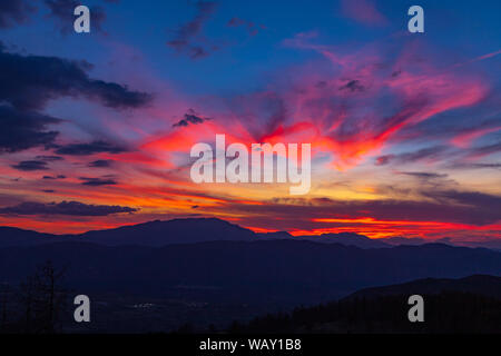 Magnifique coucher de soleil rouge capturé à la fin d'une chaude journée du mois d'août Banque D'Images