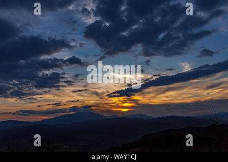 Coucher de soleil nuageux avec ciel nocturne sur une chaîne de montagnes. Abruzzes, Italie, Europe Banque D'Images