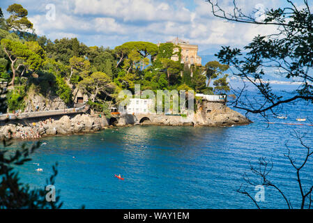 PARAGGI, ligurie, italie - 15 août 2019 - Plage de Paraggi plage entre Rapallo et Portofino. Vacances à un resort en Europe. Le parc naturel de Portofino. Banque D'Images