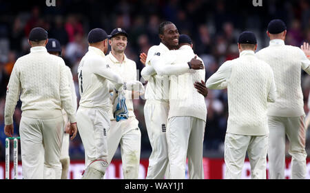 L'Angleterre célèbre Archer Jofra en tenant le guichet de l'Australie est Nathan Lyon au cours de la première journée du troisième test-match cendres à Headingley, Leeds. Banque D'Images