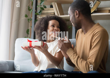 Happy African American preschool fille recevant cadeau du père Banque D'Images