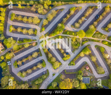 Parking écologique vu de dessus. La combinaison de la nature et de la logistique. Fournir de l'ombre des arbres pour les voitures. Banque D'Images