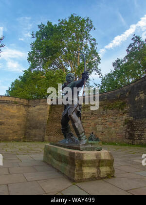 Statue de Robin des Bois à l'extérieur des murs du château de Nottingham en Angleterre Banque D'Images