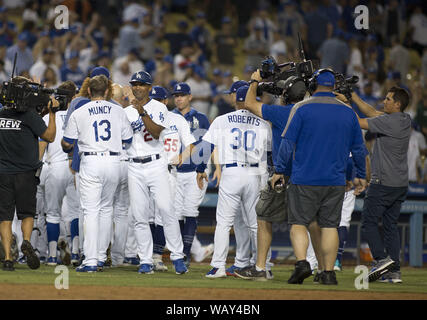 Los Angeles, Californie, USA. Août 21, 2019. Le deuxième but des Dodgers de Los Angeles, Max Muncy (13) hits un solo accueil courir pour gagner le match 2-1 au-dessus de Toronto au Dodger Stadium à Los Angeles le mercredi, Août 21, 2019. Los Angeles Dodgers a gagné le match 2-1 dans la manche 10.Armando Armando Arorizo Arorizo : Crédit/Prensa Internacional/ZUMA/Alamy Fil Live News Banque D'Images