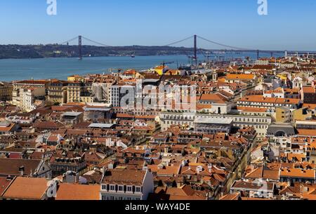 Vue aérienne de Lisbonne avec pont 25 de Abril Banque D'Images