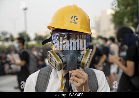 22 août 2019, Central, Hong Kong S.A.R : A Hong Kong, en uniforme d'étudiants manifestant porte aussi un casque, lunettes et masque à gaz. Des milliers d'élèves des écoles secondaires de partout Hong Hong tenir une démocratie pro-Elab anti (contre des projets de loi sur l'extradition) rallye et écouter des discours dans Endinburgh Place sur l'île de Hong Kong. (Crédit Image : © Adryel Talamantes/Zuma sur le fil) Banque D'Images