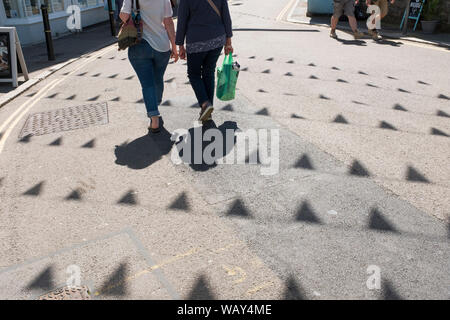 Deux personnes d'ombres tout en faisant du shopping à Falmouth, Cornwall, UK Banque D'Images