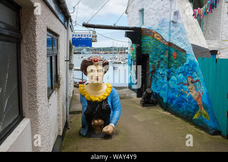 Figure de proue d'un navire dans une ruelle menant au port de Falmouth, Cornwall, England, UK. Banque D'Images