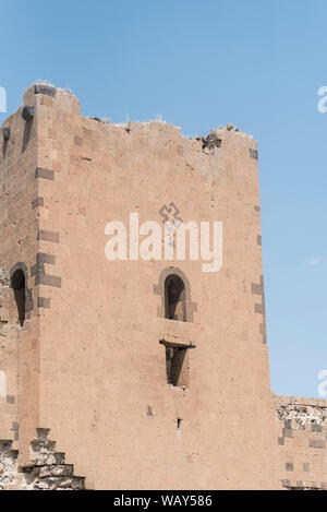 Avec tour de décoration croix gammée les murs de l'Ani, une ville arménienne Bagratid en Turquie NE Banque D'Images