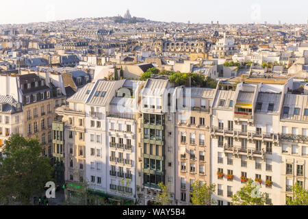 Toits de Paris - vue aérienne des toits de Paris sur un après-midi d'été, en France, en Europe. Banque D'Images