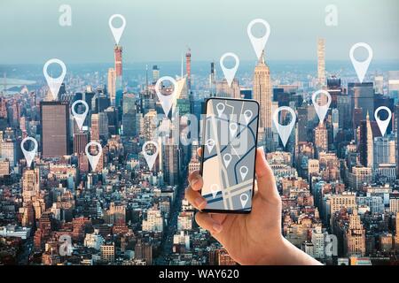 Tourist en utilisant la carte GPS de l'application de navigation sur Mobilephone à New York avec l'emplacement des pointeurs Banque D'Images