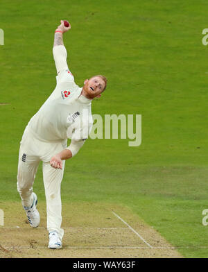 LEEDS, Angleterre. 22 AOÛT 2019 : Ben Stokes d'Angleterre bowling au cours de la première journée du 3e Test Match Cendres Specsavers, à Headingley Cricket Ground, Leeds, Angleterre. Banque D'Images