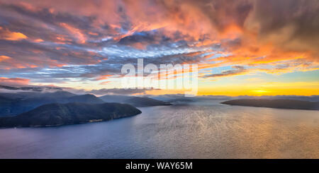 Vue panoramique vue aérienne de fjords norvégiens au coucher du soleil à midfjord près de Molde Norvège Banque D'Images