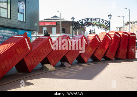 12 boîtes téléphoniques déboulonnée comme des dominos est symbolique de Kingston Upon Thames, Surrey. L'ordre, par David Mach, est arrivé en 1989. Banque D'Images