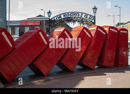 12 boîtes téléphoniques déboulonnée comme des dominos est symbolique de Kingston Upon Thames, Surrey. L'ordre, par David Mach, est arrivé en 1989. Banque D'Images