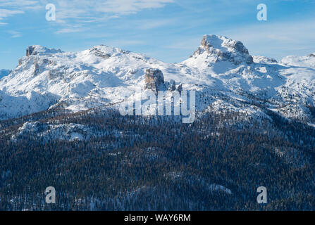 Une vue aérienne des montagnes de Cinque Torri ski de Cortina d Ampezzo Dolomites en Italie Banque D'Images