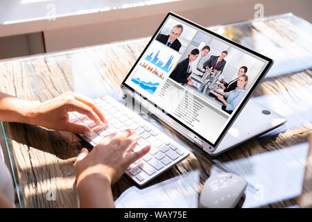 Portrait Of Businesswoman Using Laptop At Desk pour la visioconférence Banque D'Images