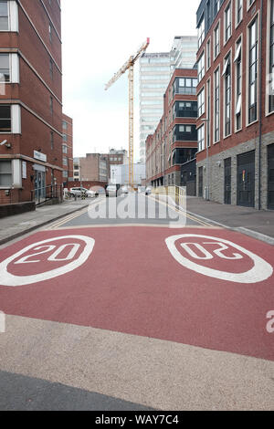 Août 2019 - 20 mph peint road,signer marquages, sur une rue Cardiff Banque D'Images