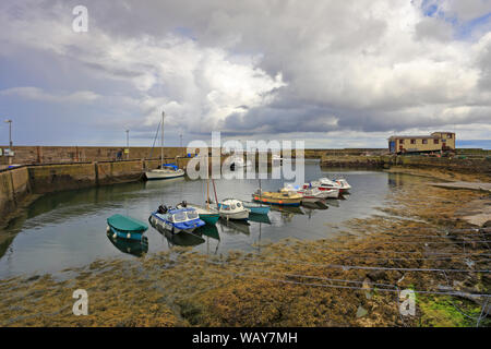 Bateaux dans le port de St Abbs, St Abbs, Berwickshire, Scottish Borders, Scotland, UK. Banque D'Images